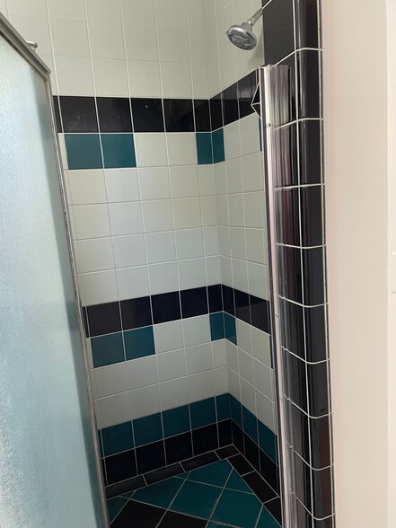 Shower - 5257 Sylmar Ave