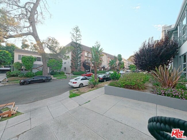 Building Photo - 442 Kelton Ave