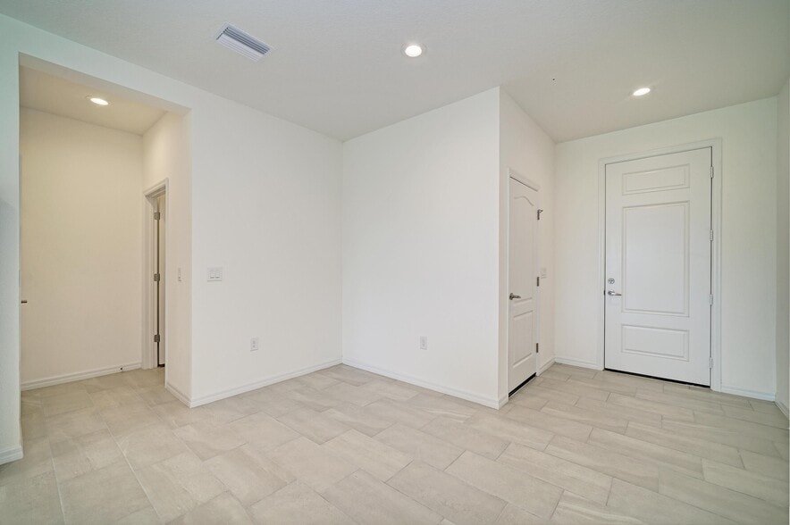 Building Photo - 2206 Washington Palm Ct