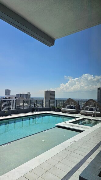 Building Photo - 121 NE 5th St