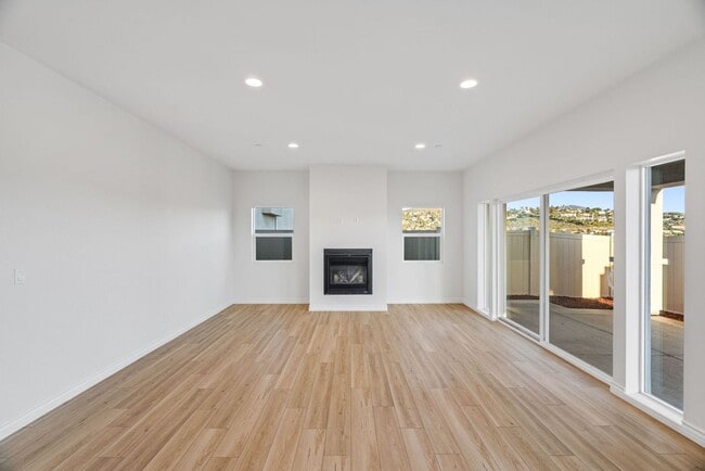 Building Photo - 4 Bedroom house with view