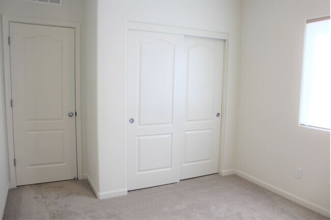Building Photo - 4271 Freemark Ave