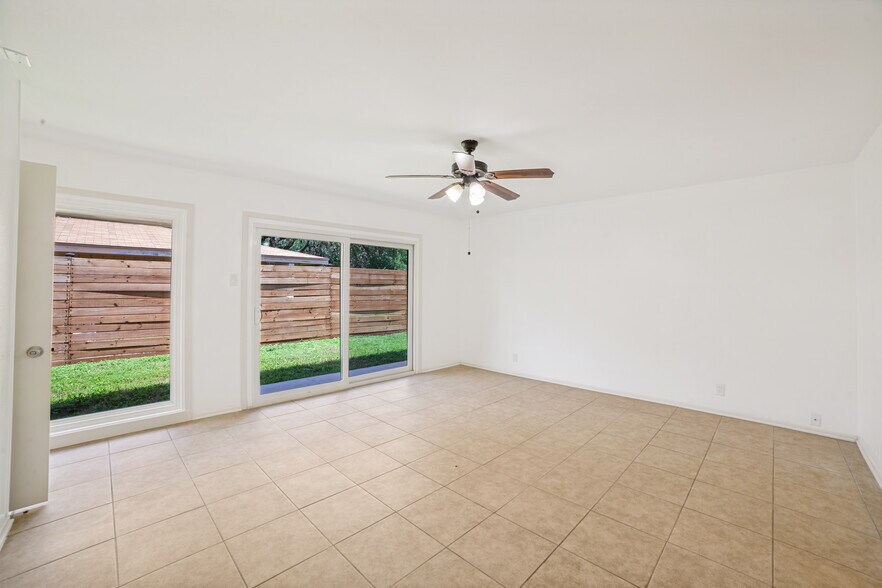 Building Photo - 8390 N Verde Dr