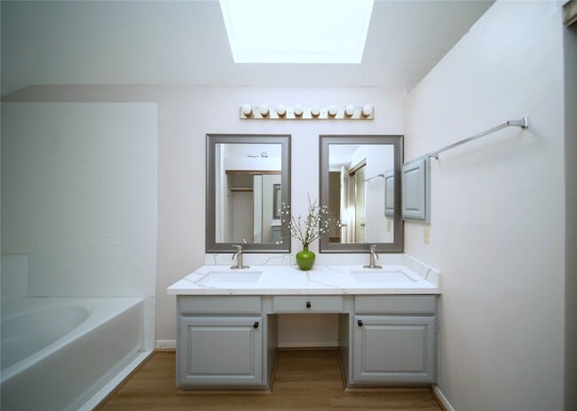 Building Photo - 3110 Flintwood Dr