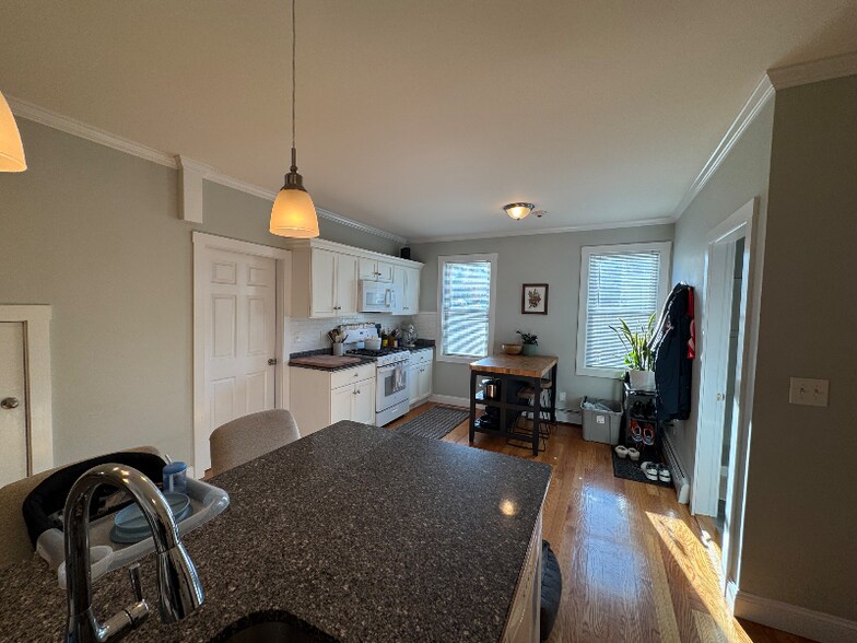 Building Photo - 327 High St