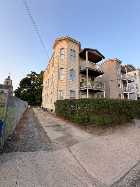 Building Photo - 105 Division St