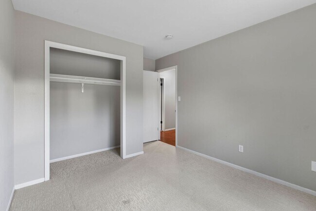 Building Photo - Students Welcome! Spacious 5 Bedroom Home in West Fort Collins