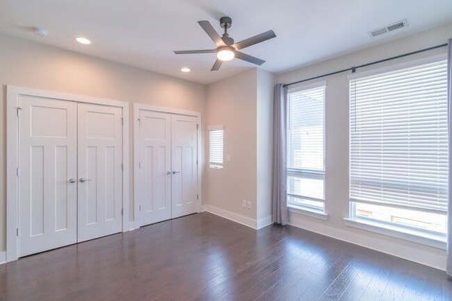 Building Photo - Beautiful Modern Townhome in South End Available 5/1!