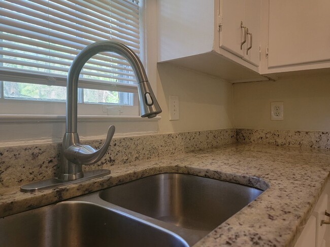 Building Photo - Spacious 3BR Ranch in Prime Atlanta Location!