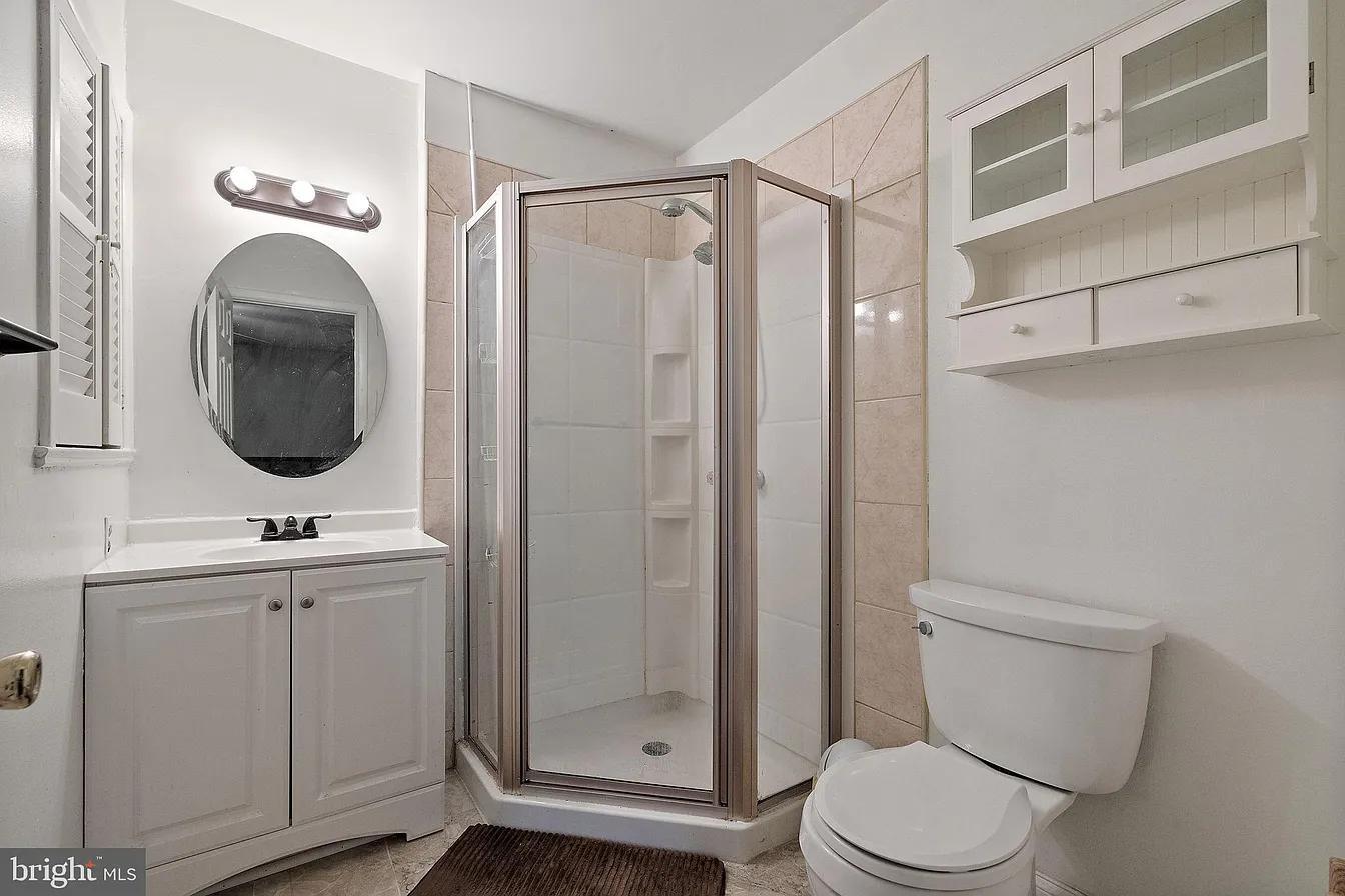 Bathroom attached to Master Bedroom - 4950 W Brigantine Ct