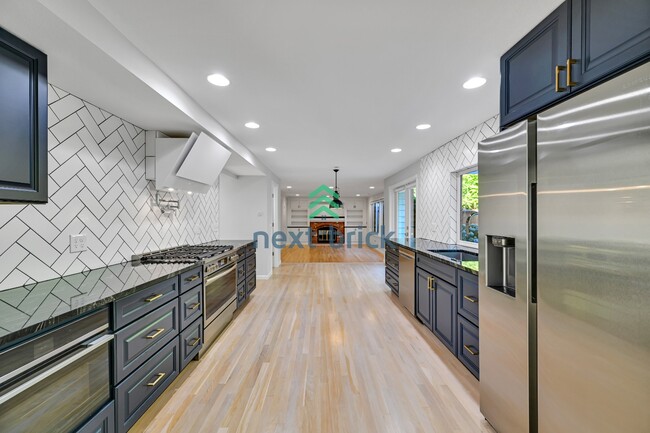 Building Photo - Stunning 5-Bedroom Home in Bellevue’s Top School District!