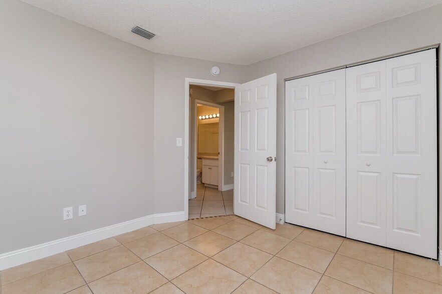 Building Photo - 1540 Chepacket St