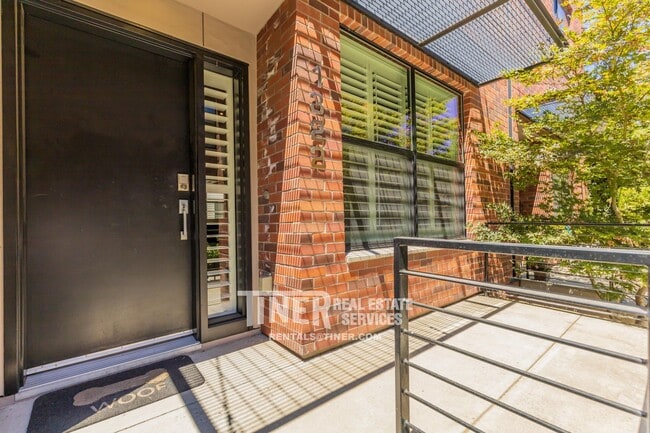 Building Photo - 1322 E Sutter Walk