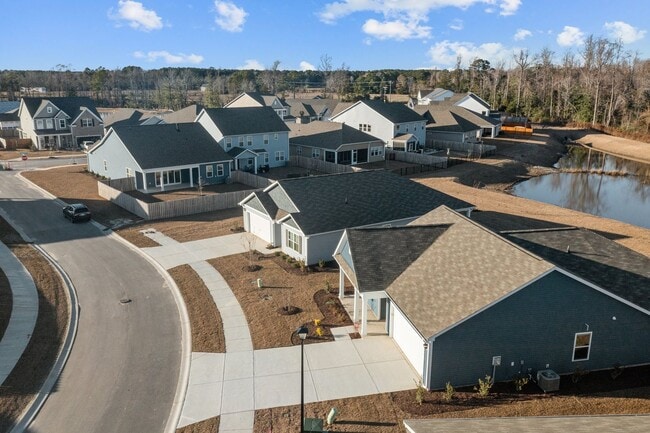 Building Photo - 4 bedroom Home in WATERSIDE!