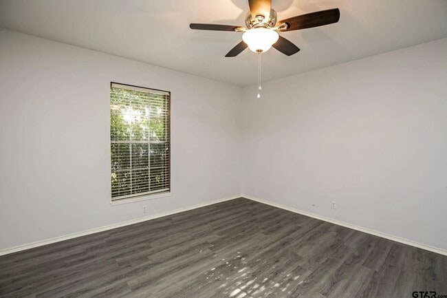 Building Photo - 3411 S Cameron Ave