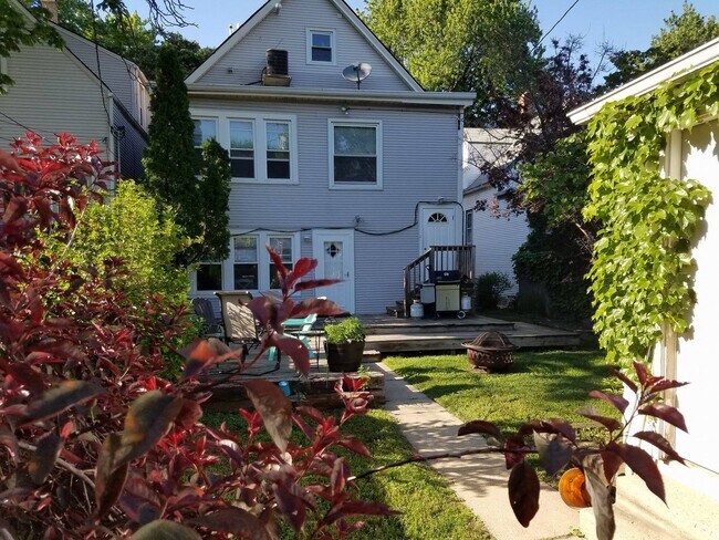 Building Photo - 1823 W Cornelia Ave