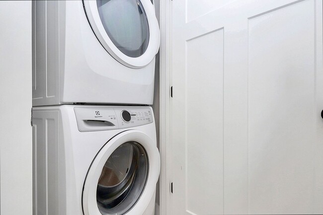 Building Photo - LoSo Terrace like new townhome available f...