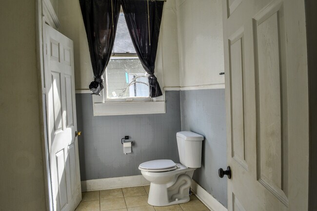 Building Photo - 2416 Highland Ave