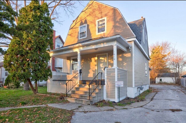 Primary Photo - 1610 Court St