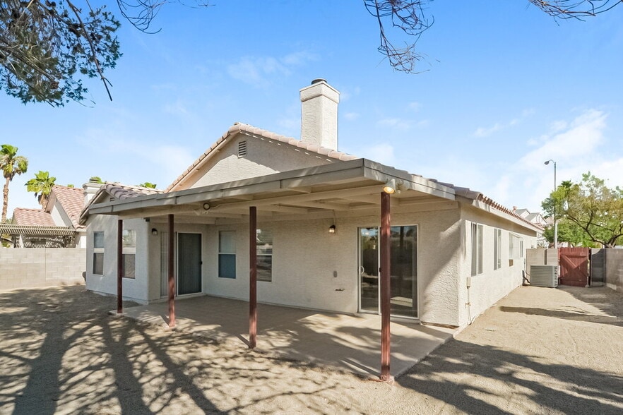 Building Photo - 1758 St Thomas Dr