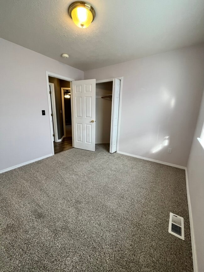 Building Photo - 950 Gregory Ln