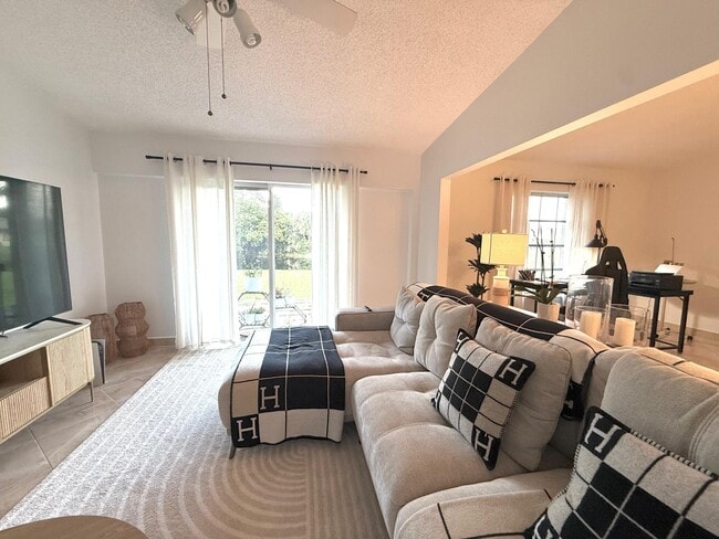 Building Photo - 15860 Laurel Oak Cir