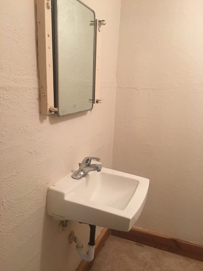 Building Photo - 1 bedroom , 1 bath Studio Duplex