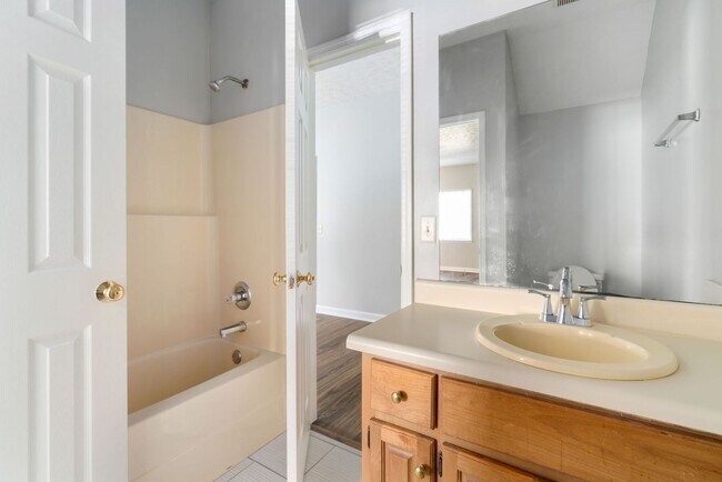 Building Photo - 3-Bed, 3-Bath Duplex Minutes from Auburn Shopping & Dining