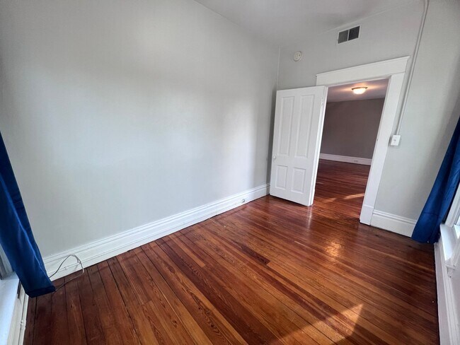 Building Photo - Two Bedroom Apartment! Three Blocks from Michigan Ave (Medical Mile)