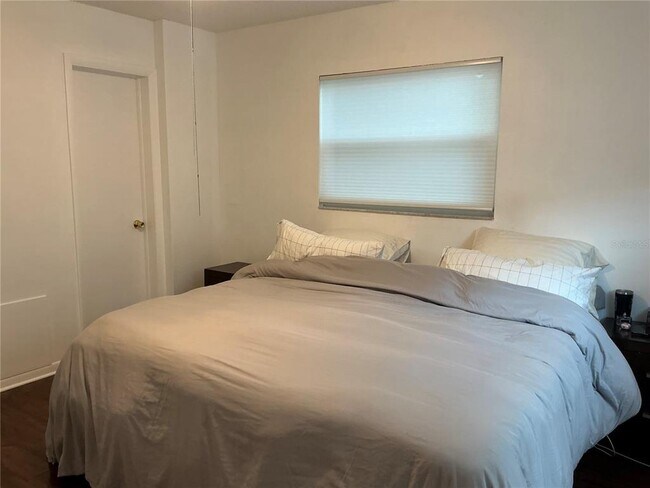 Building Photo - 2525 W Bay Dr