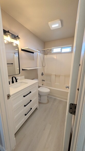 Bathroom 1 - 68-052 Akule St