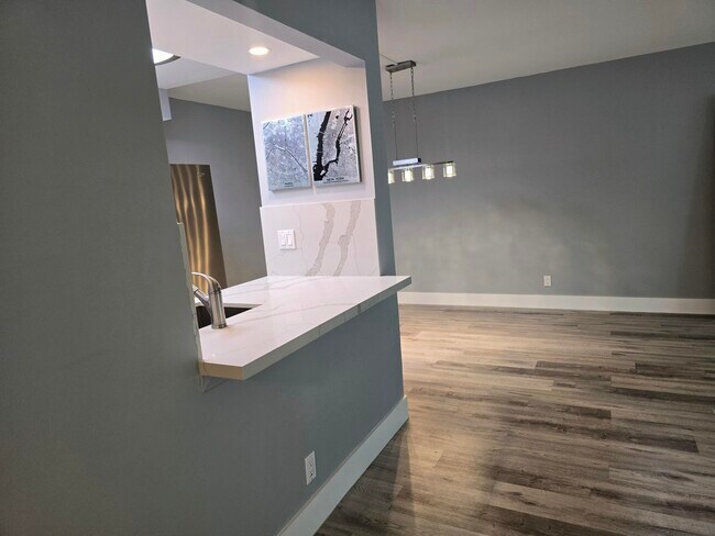 Building Photo - 1301 River Reach Dr