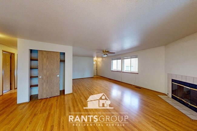 Building Photo - 3-Bedroom, 2-Bath Gem in Walkable Lacey Ne...