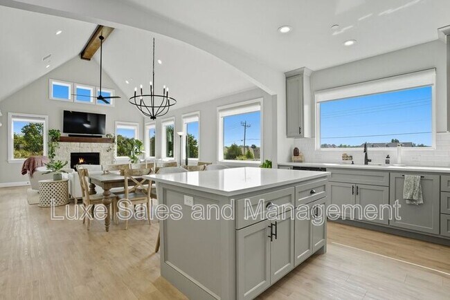 Building Photo - 4200 Abbey Pk Dr