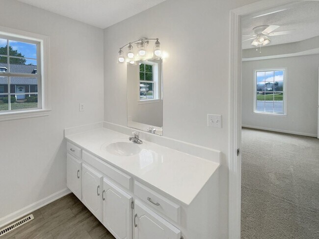Building Photo - Cute 2 Bedroom 2 Bath Home with a 2 Car Garage!