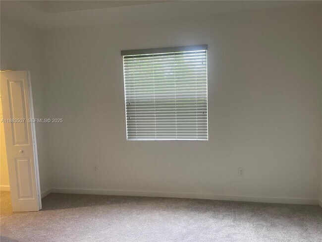 Building Photo - 204 10th Ct