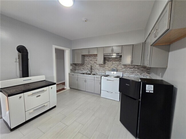 Building Photo - 41 Maple St