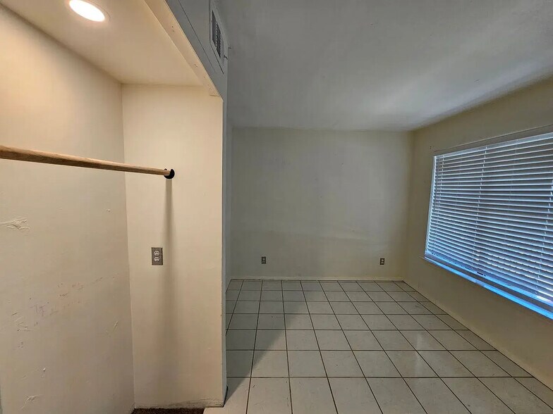 Building Photo - Room in Condo on Skillman St