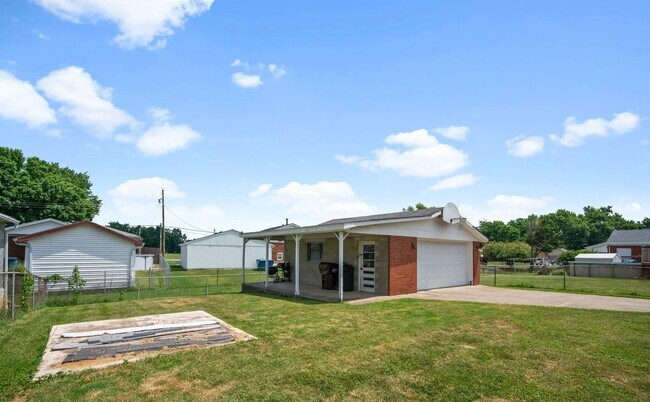 Building Photo - Welcome home to this updated bright and sp...