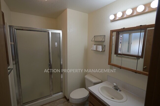 Building Photo - 2 bed 2 bath 1 car garage duplex in Sequim