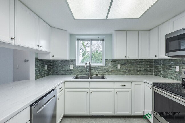 Building Photo - New Renovated 2 Bed 2 bath Townhome