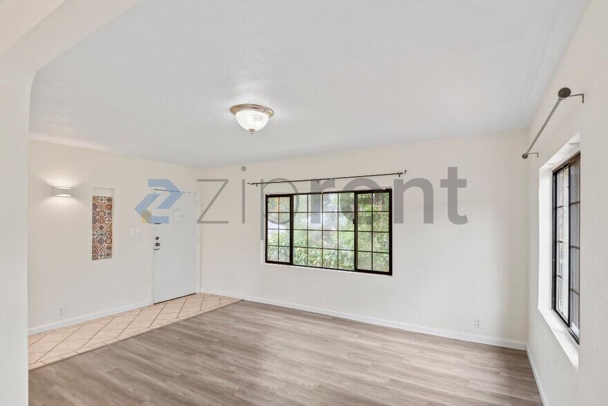 Building Photo - 728 E 24th St