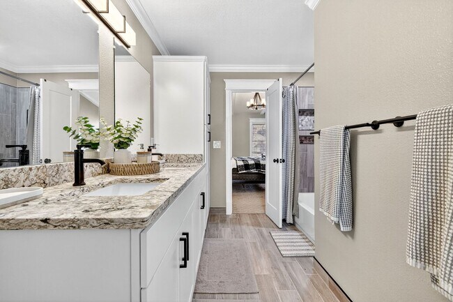 Building Photo - Two Bedroom Townhome W/ Garage!