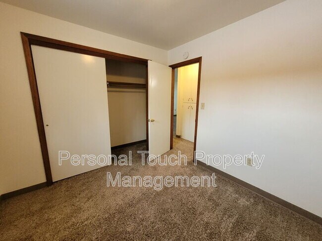 Building Photo - 132 6th Ave N