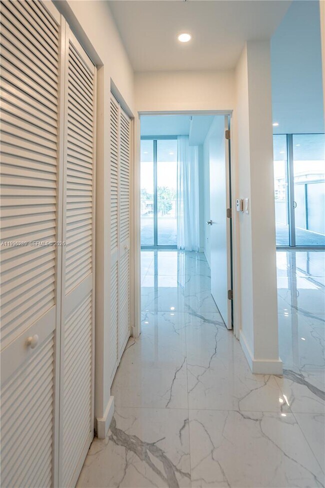 Building Photo - 8425 Crespi Blvd