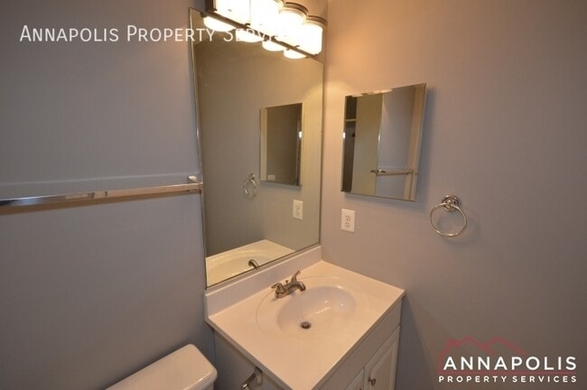 Building Photo - 546 Francis Nicholson Way