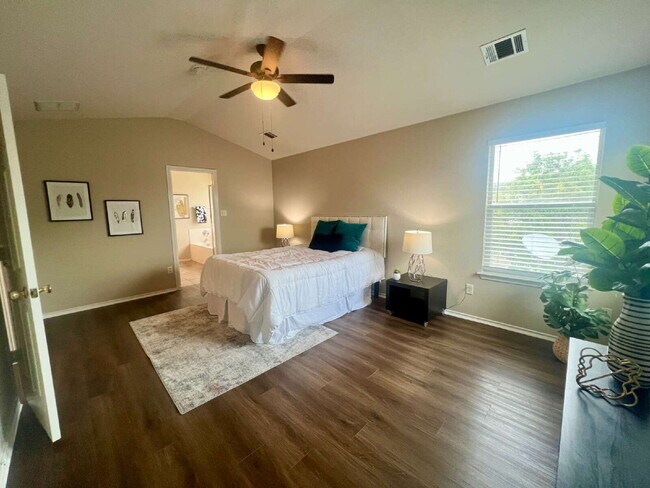 Building Photo - Kyle: Plum Creek Subdv