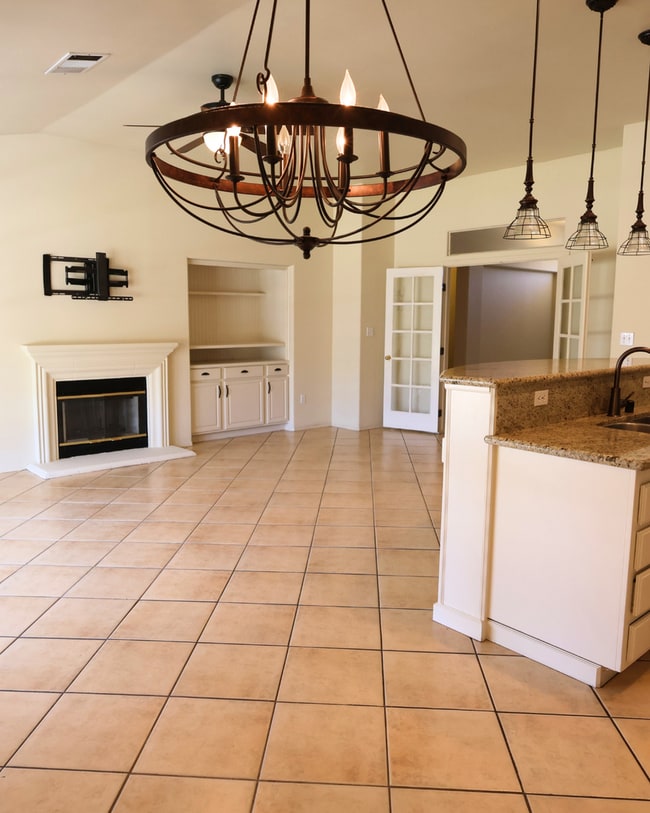 Building Photo - 4 Bedroom 2 Bath House for Rent in Northwe...