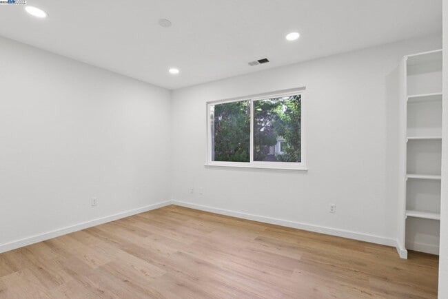 Building Photo - 2039 Alexander Ct