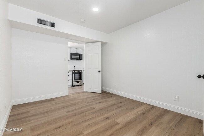 Building Photo - 723 E Sunnyslope Ln